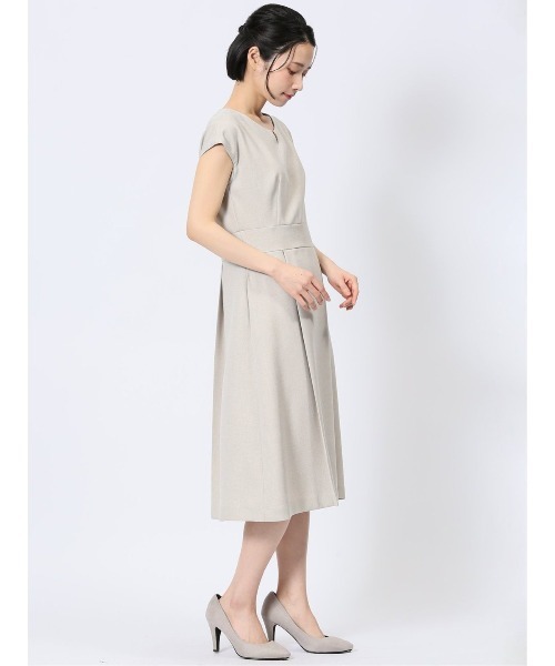 m.f.editorial（エムエフエディトリアル）の「【ストレッチ ウォッシャブル UV】m.f.エディトリアルレディース 半袖タックワンピース(セットアップ可能)（ワンピース・レディース・ベージュ・S/MEDIUM/LARGE）」の14枚目の写真