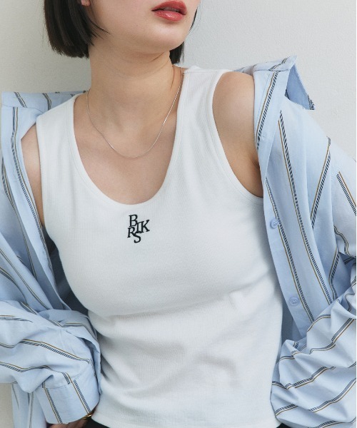 ad thie(アドティエ)の「カップ付き ロゴ刺繍タンクトップ(タンクトップ・レディース・オフホワイト/ブラック・MEDIUM/LARGE)」の2枚目の写真