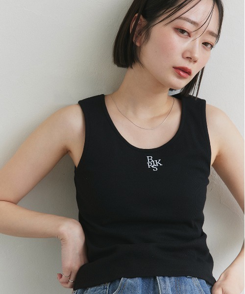 ad thie(アドティエ)の「カップ付き ロゴ刺繍タンクトップ(タンクトップ・レディース・オフホワイト/ブラック・MEDIUM/LARGE)」の1枚目の写真