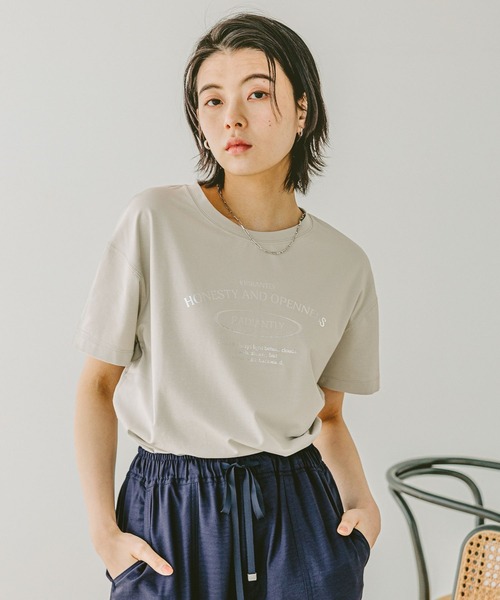 BAYFLOW(ベイフロー)の「アソートロゴショートスリーブT(Tシャツ/カットソー・レディース・オフホワイト/グリーン/グレイッシュベージュ/ブラック/ホワイト系2/ベージュ系2/ボルドー/パープル・MEDIUM/SMALL)」の6枚目の写真