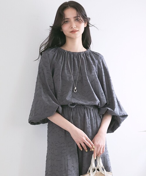 23区(ニジュウサンク)の「【SLOW/一部店舗限定】コットンジャカード ブラウス(シャツ/ブラウス・レディース・グレー系/アイボリー系/ブルー系・38)」の1枚目の写真
