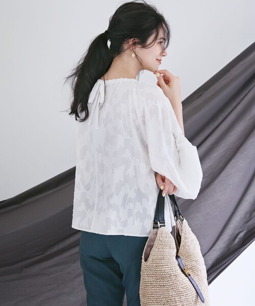 23区(ニジュウサンク)の「【SLOW/一部店舗限定】コットンジャカード ブラウス(シャツ/ブラウス・レディース・グレー系/アイボリー系/ブルー系・38)」の2枚目の写真