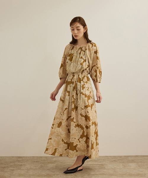 ROPE'（ロペ）の「【DEVEAUX（デヴォー）】別注ボカシフラワーウエストギャザーワンピース/洗える（ワンピース・レディース・ブラウン系その他2/オレンジ系その他・FREE）」の2枚目の写真