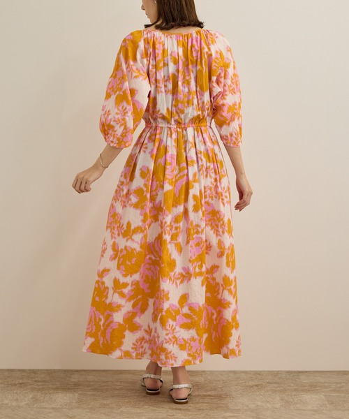 ROPE'（ロペ）の「【DEVEAUX（デヴォー）】別注ボカシフラワーウエストギャザーワンピース/洗える（ワンピース・レディース・ブラウン系その他2/オレンジ系その他・FREE）」の6枚目の写真