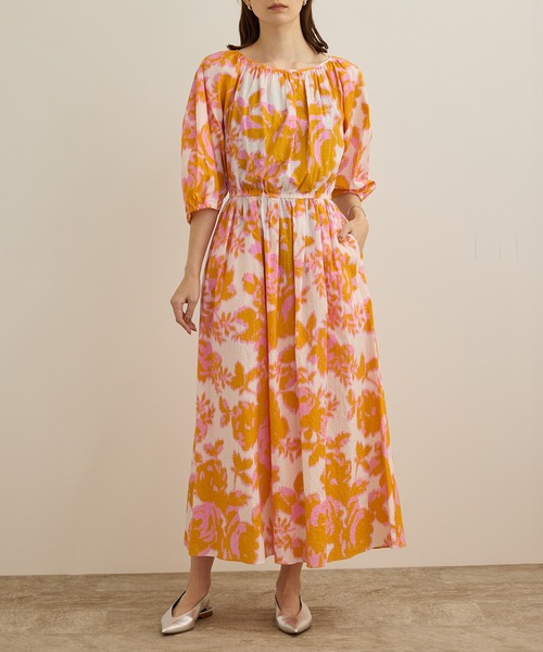 ROPE'（ロペ）の「【DEVEAUX（デヴォー）】別注ボカシフラワーウエストギャザーワンピース/洗える（ワンピース・レディース・ブラウン系その他2/オレンジ系その他・FREE）」の4枚目の写真