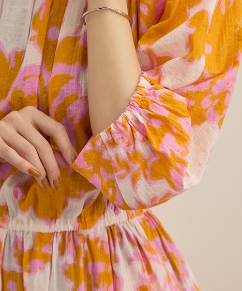 ROPE'（ロペ）の「【DEVEAUX（デヴォー）】別注ボカシフラワーウエストギャザーワンピース/洗える（ワンピース・レディース・ブラウン系その他2/オレンジ系その他・FREE）」の11枚目の写真