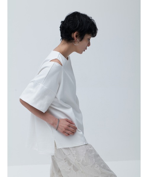 Brown&Street(ブラウンアンドストリート)の「カッティングショルダーカットソー(Tシャツ/カットソー・レディース・ブラック/ホワイト・FREE)」の10枚目の写真