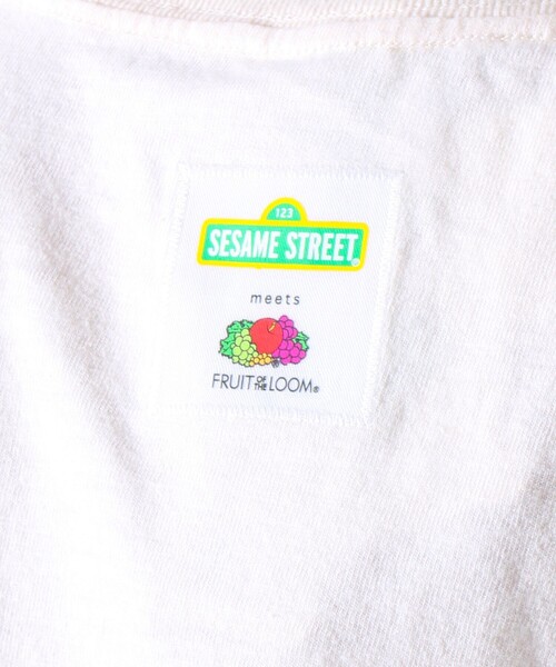 FRUIT OF THE LOOM（フルーツオブザルーム）の「【SESAME STREET×FOTL】Photo T-Shirt C クルーネックプリントTシャツ（Tシャツ/カットソー・メンズ・ホワイト/チャコールグレー・L/M）」の6枚目の写真