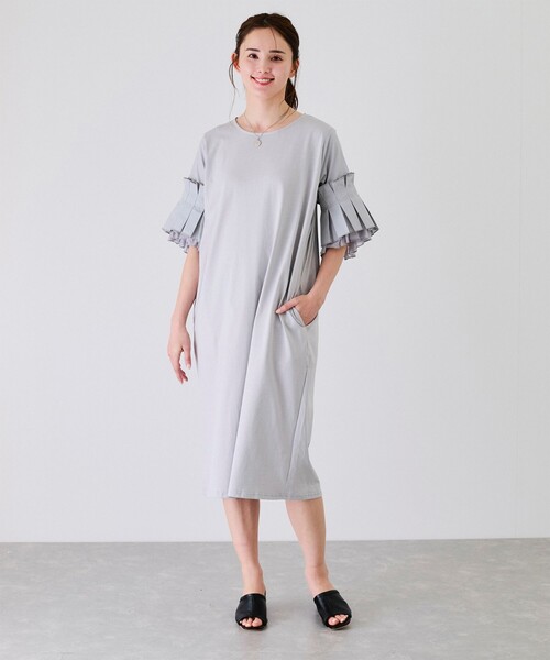 Jayro(ジャイロ)の「袖フリルストレートワンピース(ワンピース・レディース・グレー/ブラック/チャコールグレー・M)」の3枚目の写真