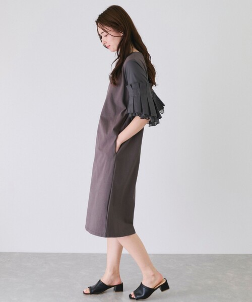 Jayro(ジャイロ)の「袖フリルストレートワンピース(ワンピース・レディース・グレー/ブラック/チャコールグレー・M)」の9枚目の写真