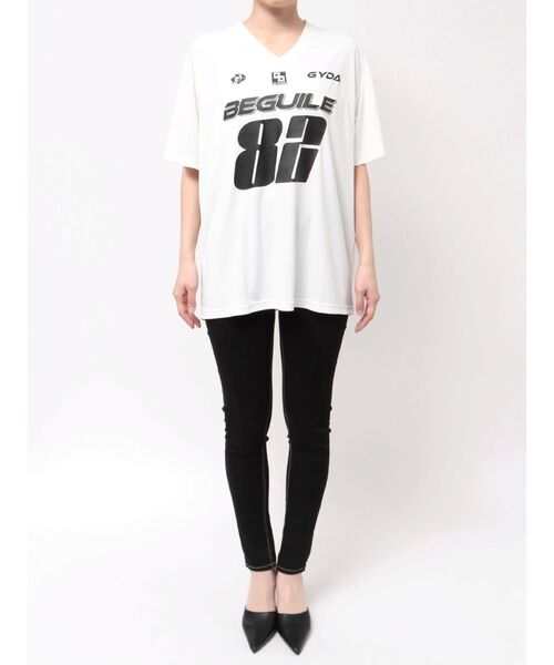 GYDA（ジェイダ）の「BEGUILE 82SPORTY VネックBIG Tシャツ（Tシャツ/カットソー・レディース・オフホワイト/ブラック/パープル・FREE）」の4枚目の写真
