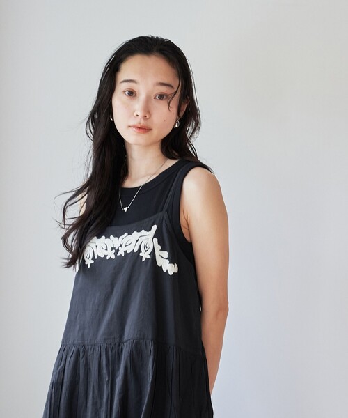 coen(コーエン)の「【Lipa別注】 モチーフ刺繍キャミワンピース(ワンピース・レディース・ブラック/オレンジ・FREE)」の6枚目の写真