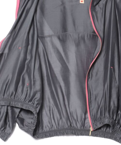 Q（キュー）の「シアーパーカー（マウンテンパーカー・レディース・チャコールグレー/グレイッシュベージュ/スモークピンク・MEDIUM）」の5枚目の写真
