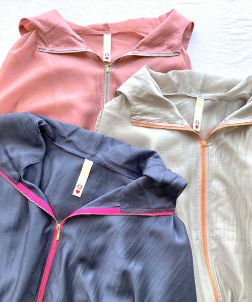 Q（キュー）の「シアーパーカー（マウンテンパーカー・レディース・チャコールグレー/グレイッシュベージュ/スモークピンク・MEDIUM）」の9枚目の写真