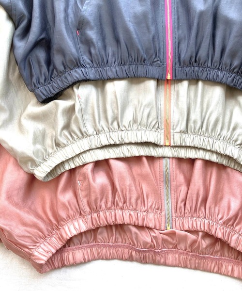 Q（キュー）の「シアーパーカー（マウンテンパーカー・レディース・チャコールグレー/グレイッシュベージュ/スモークピンク・MEDIUM）」の11枚目の写真