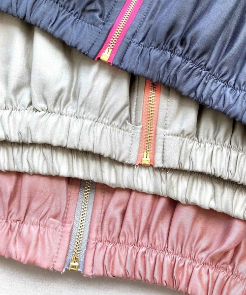 Q（キュー）の「シアーパーカー（マウンテンパーカー・レディース・チャコールグレー/グレイッシュベージュ/スモークピンク・MEDIUM）」の12枚目の写真
