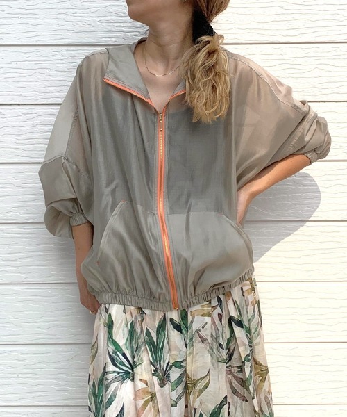 Q（キュー）の「シアーパーカー（マウンテンパーカー・レディース・チャコールグレー/グレイッシュベージュ/スモークピンク・MEDIUM）」の14枚目の写真