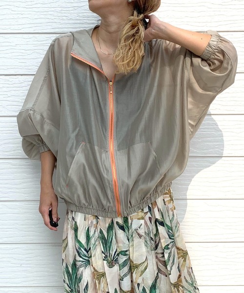 Q（キュー）の「シアーパーカー（マウンテンパーカー・レディース・チャコールグレー/グレイッシュベージュ/スモークピンク・MEDIUM）」の15枚目の写真