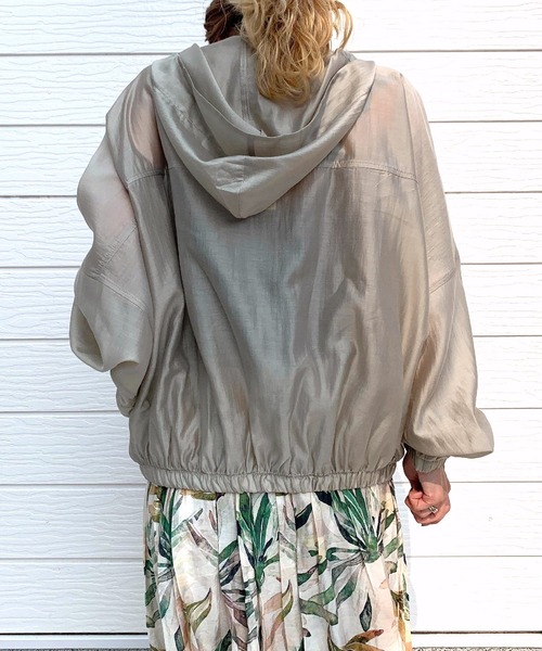 Q（キュー）の「シアーパーカー（マウンテンパーカー・レディース・チャコールグレー/グレイッシュベージュ/スモークピンク・MEDIUM）」の16枚目の写真