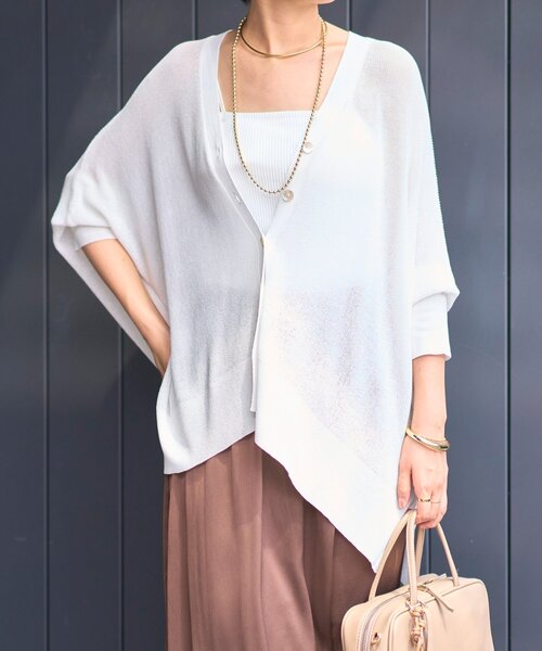 un dix cors（アンディコール）の「《快適な羽織り心地◎》サラサラシアーポンチョカーデ（カーディガン/ボレロ・レディース・レッド/オフホワイト/ブラック・FREE）」の2枚目の写真