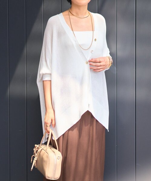 un dix cors（アンディコール）の「《快適な羽織り心地◎》サラサラシアーポンチョカーデ（カーディガン/ボレロ・レディース・レッド/オフホワイト/ブラック・FREE）」の4枚目の写真