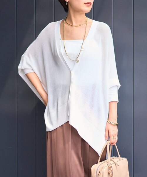 un dix cors（アンディコール）の「《快適な羽織り心地◎》サラサラシアーポンチョカーデ（カーディガン/ボレロ・レディース・レッド/オフホワイト/ブラック・FREE）」の5枚目の写真