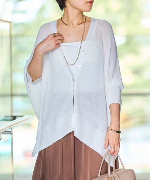 un dix cors（アンディコール）の「《快適な羽織り心地◎》サラサラシアーポンチョカーデ（カーディガン/ボレロ・レディース・レッド/オフホワイト/ブラック・FREE）」の8枚目の写真