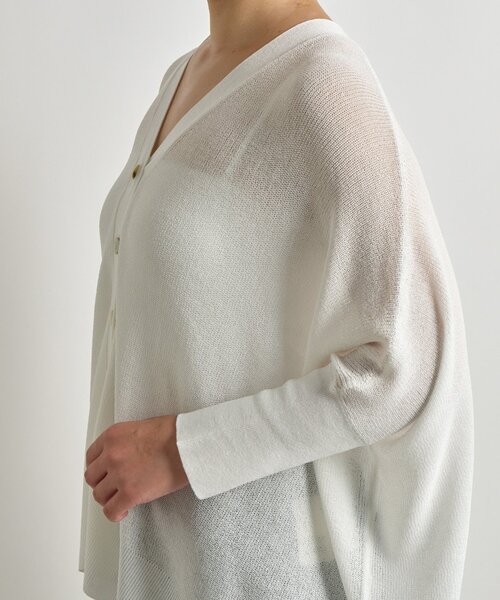 un dix cors（アンディコール）の「《快適な羽織り心地◎》サラサラシアーポンチョカーデ（カーディガン/ボレロ・レディース・レッド/オフホワイト/ブラック・FREE）」の18枚目の写真