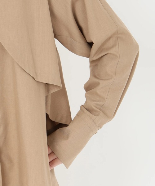 STRAWBERRY-FIELDS（ストロベリーフィールズ）の「シルキーツイル_トレンチディテールシャツ羽織り（シャツ/ブラウス・レディース・オフホワイト/キャメル・2）」の9枚目の写真