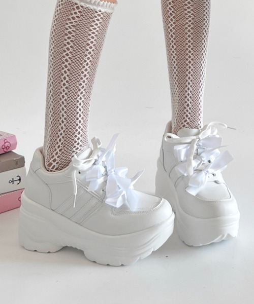 Shoes in Closet(シューズインクローゼット)の「軽量厚底 スタイルアップソール メニーリボン ライン スニーカー2476(スニーカー・レディース・ブラック/ホワイト・S/LL/M/L)」の2枚目の写真