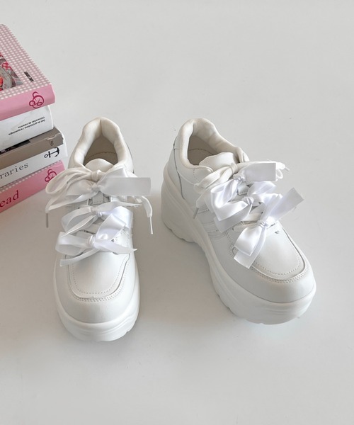 Shoes in Closet(シューズインクローゼット)の「軽量厚底 スタイルアップソール メニーリボン ライン スニーカー2476(スニーカー・レディース・ブラック/ホワイト・S/LL/M/L)」の5枚目の写真