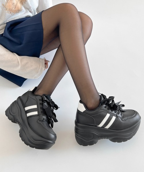 Shoes in Closet(シューズインクローゼット)の「軽量厚底 スタイルアップソール メニーリボン ライン スニーカー2476(スニーカー・レディース・ブラック/ホワイト・S/LL/M/L)」の7枚目の写真