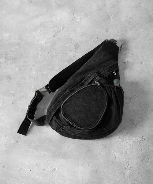 RUUBON(ルーボン)の「【RUUBON】denim one shoulder bag / デニムワンショルダーバッグ(ショルダーバッグ・メンズ・ブラック・FREE)」の2枚目の写真