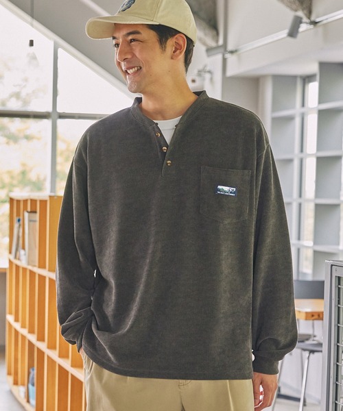 THE CRAFT CREW PRODUCTS(ザクラフトクループロダクツ)の「コンフォートコーデュロイ オーバーサイズ ラグラン ヘンリーネック長袖Tシャツ / 抗菌防臭・イージーケア【THE CRAFT CREW PRODUCTS】(Tシャツ/カットソー・メンズ・ネイビー/ブラウン/ライトベージュ/オリーブ/ブラック/アイボリー・S/L/M)」の4枚目の写真
