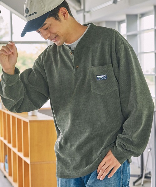 THE CRAFT CREW PRODUCTS(ザクラフトクループロダクツ)の「コンフォートコーデュロイ オーバーサイズ ラグラン ヘンリーネック長袖Tシャツ / 抗菌防臭・イージーケア【THE CRAFT CREW PRODUCTS】(Tシャツ/カットソー・メンズ・ネイビー/ブラウン/ライトベージュ/オリーブ/ブラック/アイボリー・S/L/M)」の6枚目の写真