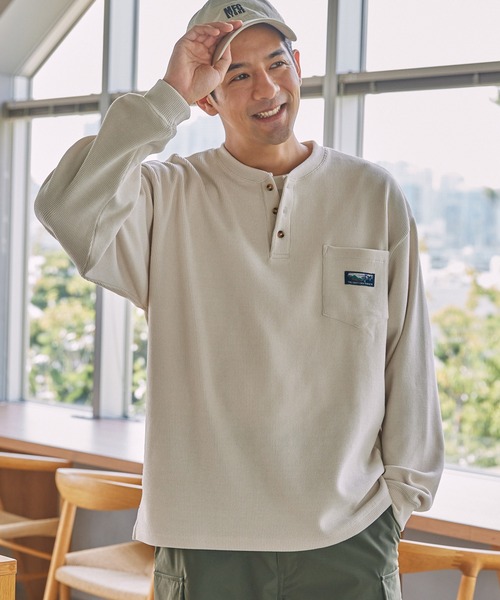 THE CRAFT CREW PRODUCTS(ザクラフトクループロダクツ)の「コンフォートコーデュロイ オーバーサイズ ラグラン ヘンリーネック長袖Tシャツ / 抗菌防臭・イージーケア【THE CRAFT CREW PRODUCTS】(Tシャツ/カットソー・メンズ・ネイビー/ブラウン/ライトベージュ/オリーブ/ブラック/アイボリー・S/L/M)」の5枚目の写真