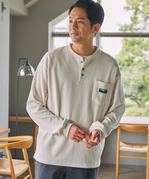 THE CRAFT CREW PRODUCTS(ザクラフトクループロダクツ)の「コンフォートコーデュロイ オーバーサイズ ラグラン ヘンリーネック長袖Tシャツ / 抗菌防臭・イージーケア【THE CRAFT CREW PRODUCTS】(Tシャツ/カットソー・メンズ・ネイビー/ブラウン/ライトベージュ/オリーブ/ブラック/アイボリー・S/L/M)」の15枚目の写真