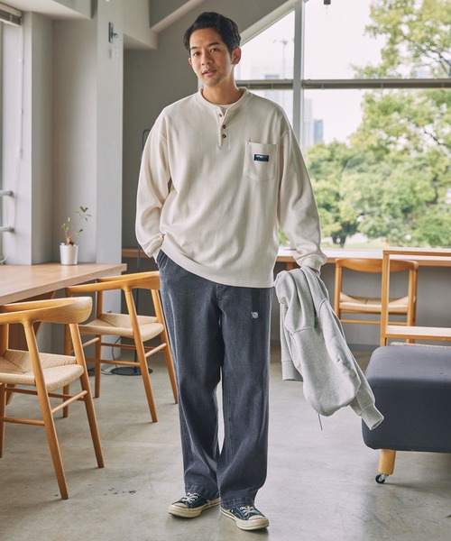 THE CRAFT CREW PRODUCTS(ザクラフトクループロダクツ)の「コンフォートコーデュロイ オーバーサイズ ラグラン ヘンリーネック長袖Tシャツ / 抗菌防臭・イージーケア【THE CRAFT CREW PRODUCTS】(Tシャツ/カットソー・メンズ・ネイビー/ブラウン/ライトベージュ/オリーブ/ブラック/アイボリー・S/L/M)」の20枚目の写真