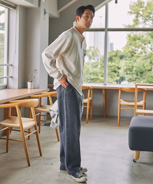 THE CRAFT CREW PRODUCTS(ザクラフトクループロダクツ)の「コンフォートコーデュロイ オーバーサイズ ラグラン ヘンリーネック長袖Tシャツ / 抗菌防臭・イージーケア【THE CRAFT CREW PRODUCTS】(Tシャツ/カットソー・メンズ・ネイビー/ブラウン/ライトベージュ/オリーブ/ブラック/アイボリー・S/L/M)」の21枚目の写真