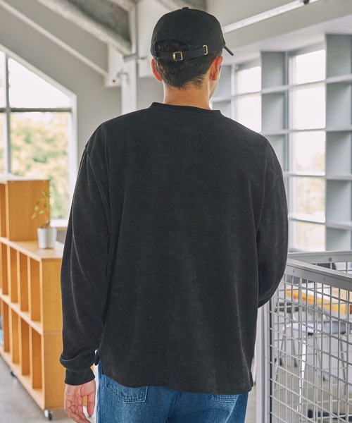 THE CRAFT CREW PRODUCTS(ザクラフトクループロダクツ)の「コンフォートコーデュロイ オーバーサイズ ラグラン ヘンリーネック長袖Tシャツ / 抗菌防臭・イージーケア【THE CRAFT CREW PRODUCTS】(Tシャツ/カットソー・メンズ・ネイビー/ブラウン/ライトベージュ/オリーブ/ブラック/アイボリー・S/L/M)」の10枚目の写真