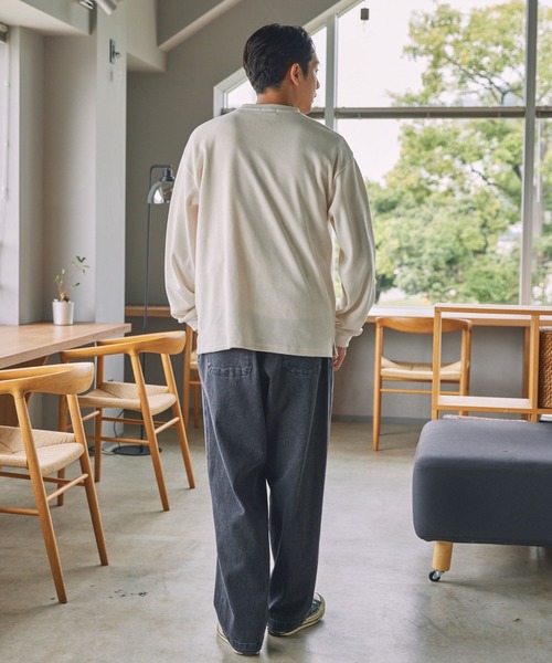 THE CRAFT CREW PRODUCTS(ザクラフトクループロダクツ)の「コンフォートコーデュロイ オーバーサイズ ラグラン ヘンリーネック長袖Tシャツ / 抗菌防臭・イージーケア【THE CRAFT CREW PRODUCTS】(Tシャツ/カットソー・メンズ・ネイビー/ブラウン/ライトベージュ/オリーブ/ブラック/アイボリー・S/L/M)」の22枚目の写真