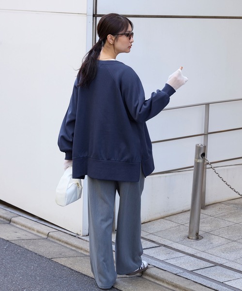 MONO-MART(モノマート)の「カレッジロゴ刺繍サイドスリット裏起毛オーバーサイズスウェット(スウェット・レディース・ネイビー系/グレー系/アイボリー/ワイン/ブラック系1/グレー系1/ブラック系/スミクロ/オートミール・M/L)」の10枚目の写真