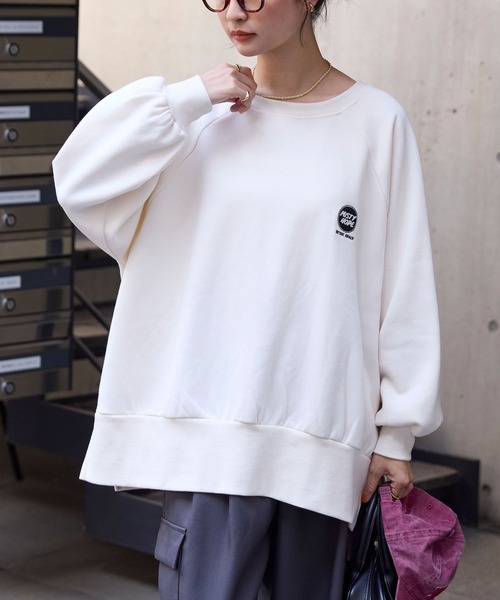 MONO-MART(モノマート)の「カレッジロゴ刺繍サイドスリット裏起毛オーバーサイズスウェット(スウェット・レディース・ネイビー系/グレー系/アイボリー/ワイン/ブラック系1/グレー系1/ブラック系/スミクロ/オートミール・M/L)」の21枚目の写真
