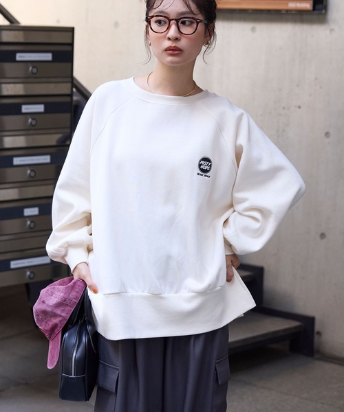 MONO-MART(モノマート)の「カレッジロゴ刺繍サイドスリット裏起毛オーバーサイズスウェット(スウェット・レディース・ネイビー系/グレー系/アイボリー/ワイン/ブラック系1/グレー系1/ブラック系/スミクロ/オートミール・M/L)」の22枚目の写真