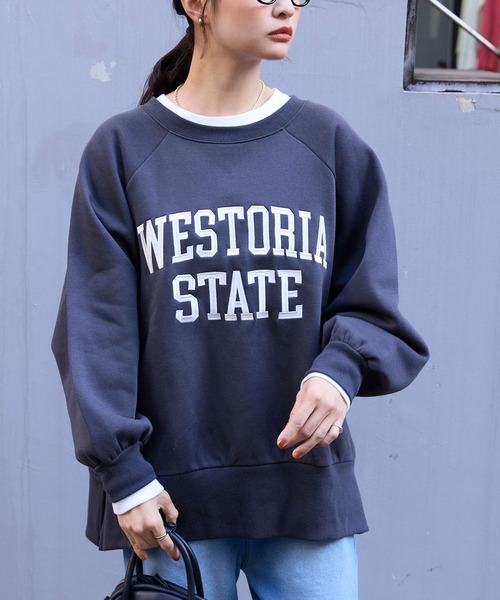 MONO-MART(モノマート)の「カレッジロゴ刺繍サイドスリット裏起毛オーバーサイズスウェット(スウェット・レディース・ネイビー系/グレー系/アイボリー/ワイン/ブラック系1/グレー系1/ブラック系/スミクロ/オートミール・M/L)」の11枚目の写真