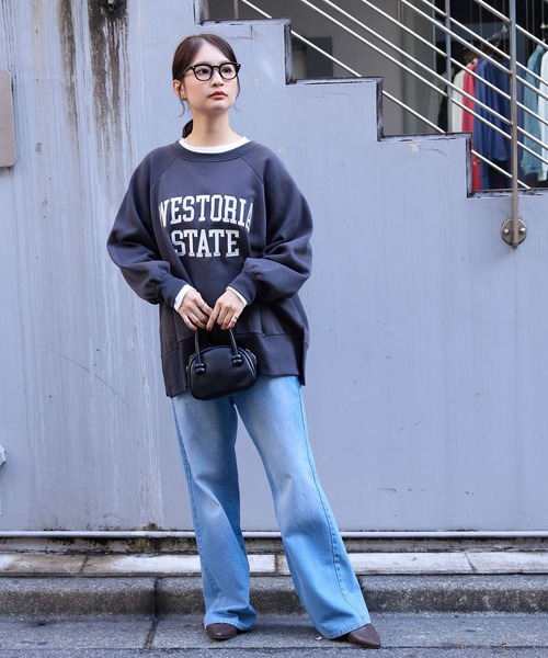 MONO-MART(モノマート)の「カレッジロゴ刺繍サイドスリット裏起毛オーバーサイズスウェット(スウェット・レディース・ネイビー系/グレー系/アイボリー/ワイン/ブラック系1/グレー系1/ブラック系/スミクロ/オートミール・M/L)」の12枚目の写真