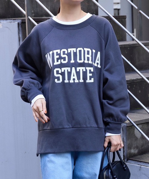 MONO-MART(モノマート)の「カレッジロゴ刺繍サイドスリット裏起毛オーバーサイズスウェット(スウェット・レディース・ネイビー系/グレー系/アイボリー/ワイン/ブラック系1/グレー系1/ブラック系/スミクロ/オートミール・M/L)」の13枚目の写真