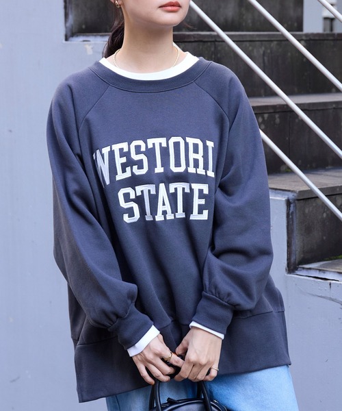 MONO-MART(モノマート)の「カレッジロゴ刺繍サイドスリット裏起毛オーバーサイズスウェット(スウェット・レディース・ネイビー系/グレー系/アイボリー/ワイン/ブラック系1/グレー系1/ブラック系/スミクロ/オートミール・M/L)」の14枚目の写真