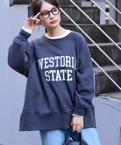 MONO-MART(モノマート)の「カレッジロゴ刺繍サイドスリット裏起毛オーバーサイズスウェット(スウェット・レディース・ネイビー系/グレー系/アイボリー/ワイン/ブラック系1/グレー系1/ブラック系/スミクロ/オートミール・M/L)」の15枚目の写真