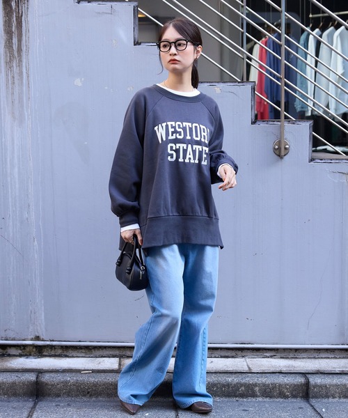 MONO-MART(モノマート)の「カレッジロゴ刺繍サイドスリット裏起毛オーバーサイズスウェット(スウェット・レディース・ネイビー系/グレー系/アイボリー/ワイン/ブラック系1/グレー系1/ブラック系/スミクロ/オートミール・M/L)」の18枚目の写真